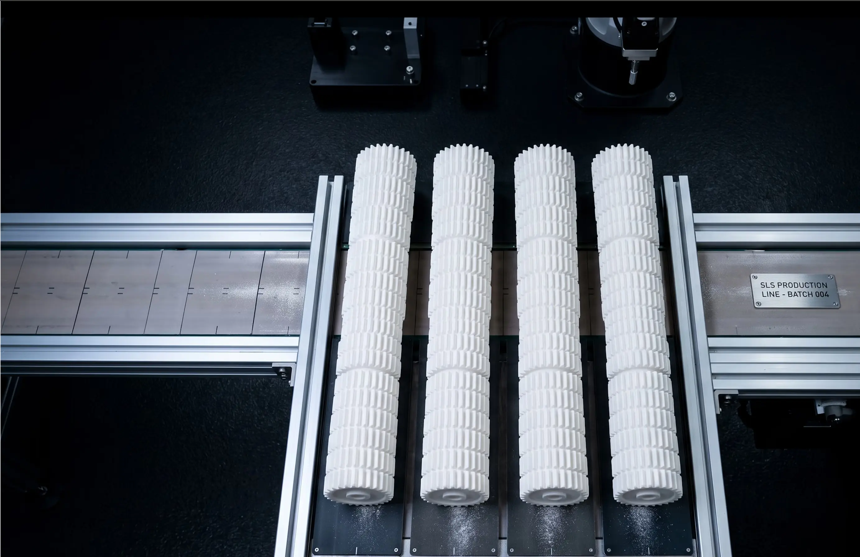 Več enakih natisnjenih delov v tiskalni posodi, s poudarkom na ponovljivosti